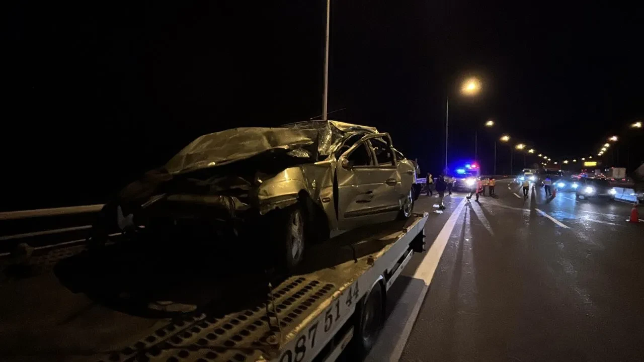 TEM Otoyolu’nda Bolu Dağı Tüneli çıkışında otomobil kazası hurdaya döndü