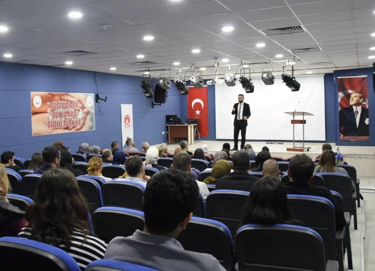 Muş Aile ve Sosyal Hizmetler İl Müdürlüğü personeline travma eğitimi verildi