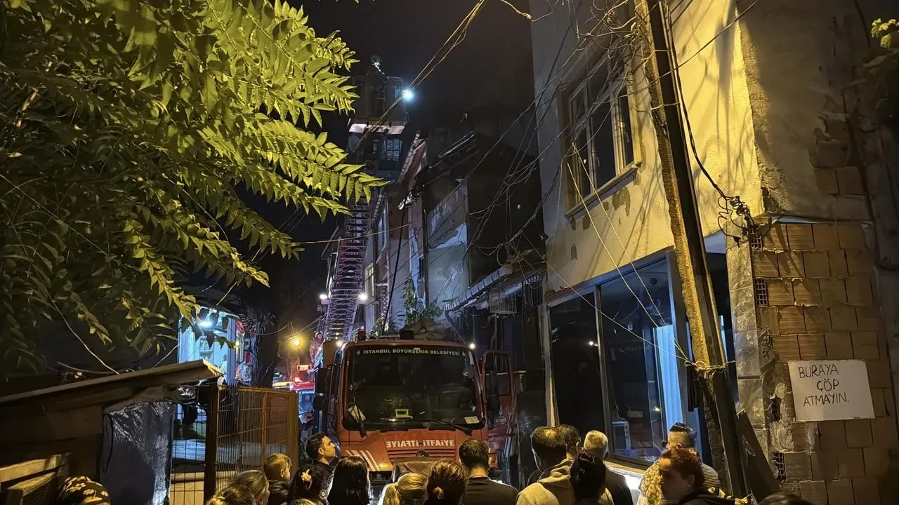 İstanbul Şişli'de çatı katında çıkan yangın itfaiye ekipleri tarafından söndürüldü