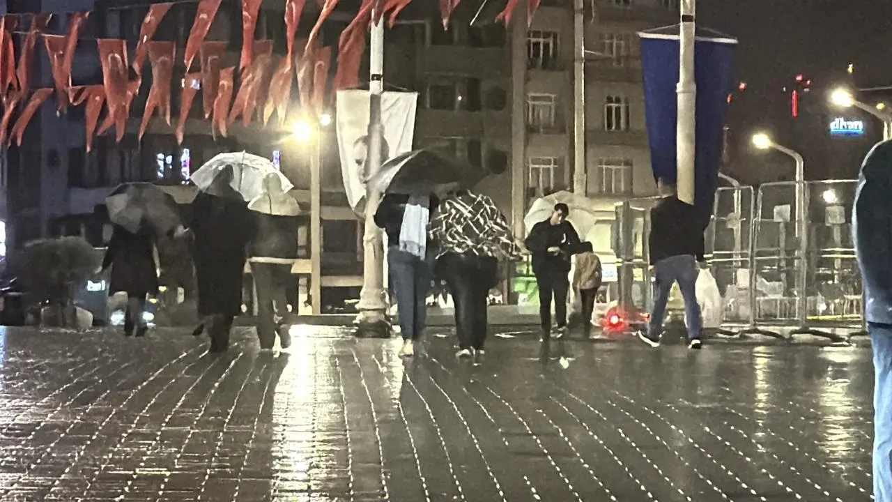İstanbul’da Taksim Meydanı ve İstiklal Caddesi’ne gece yağmur etkisi