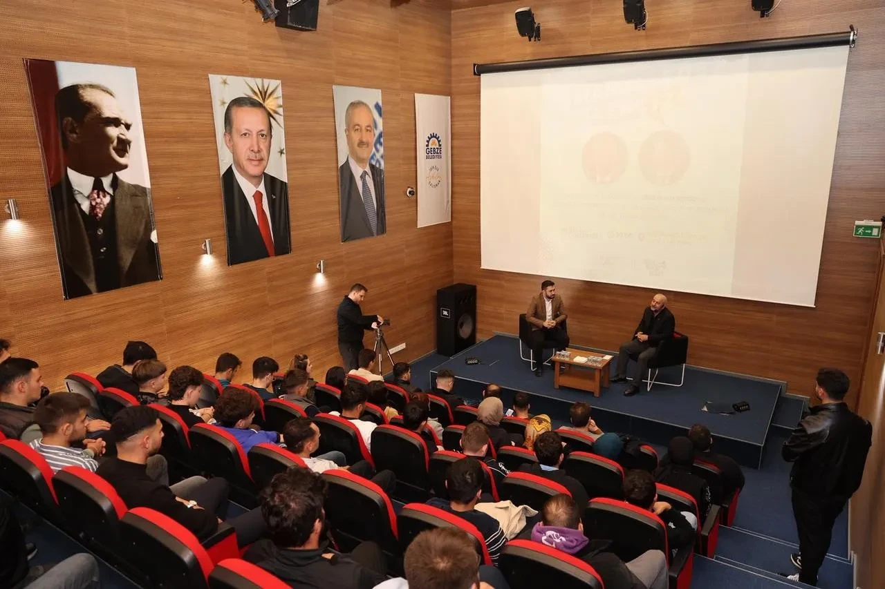 Gebze Belediye Başkanı Zinnur Büyükgöz gençlerle Beylikbağı Bilim Sanat Merkezi'nde buluştu