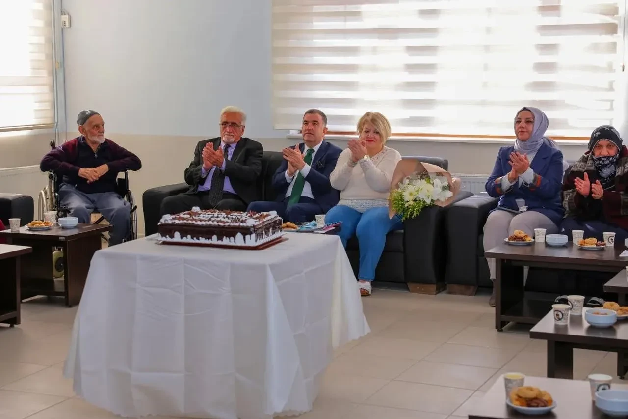 Bayburt'ta Dünya Yaşlılar Günü Memnune Evsen Huzurevi'nde kutlandı