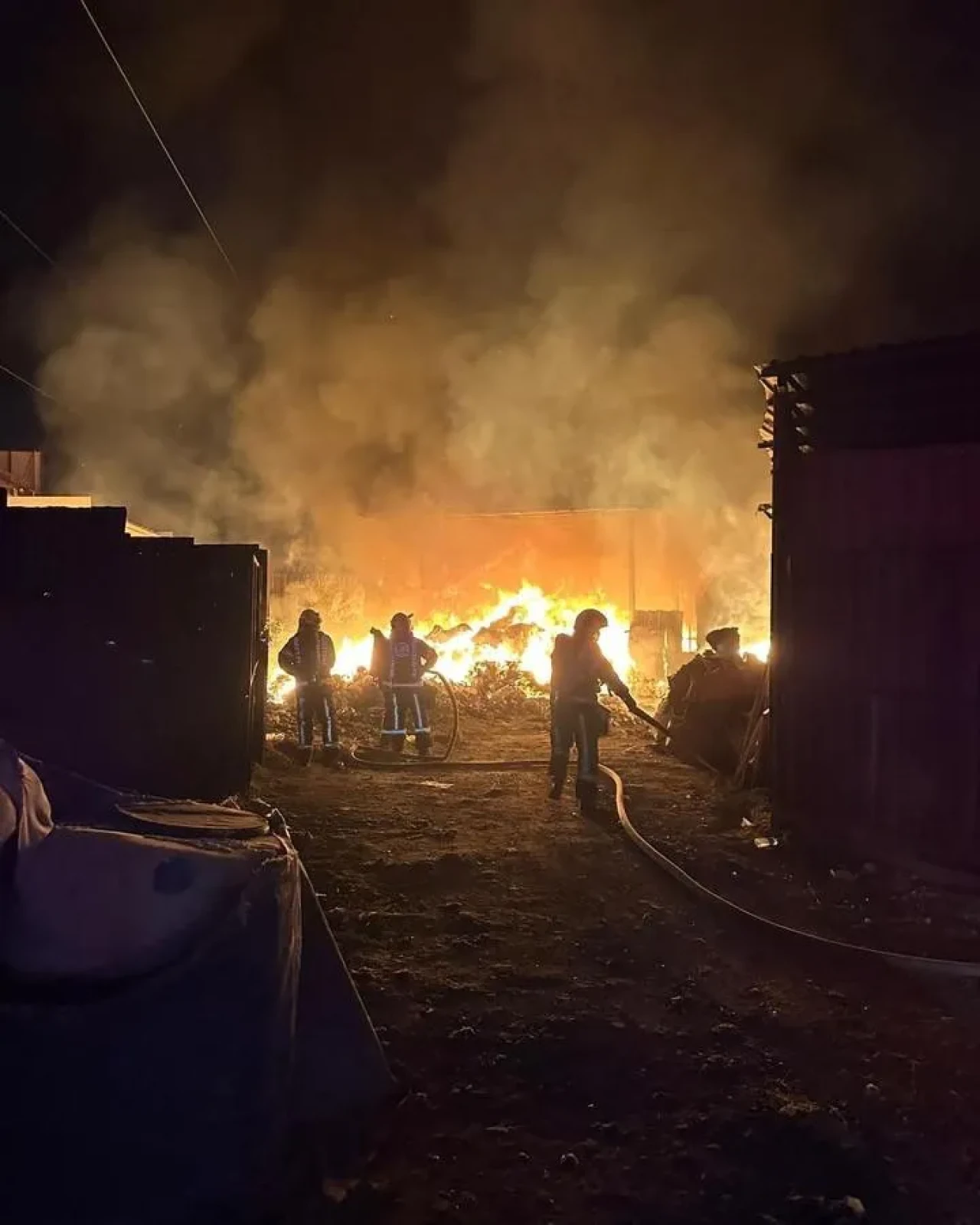 Denizli’nin Merkezefendi ilçesinde tekstil fabrikasında yangın çıktı