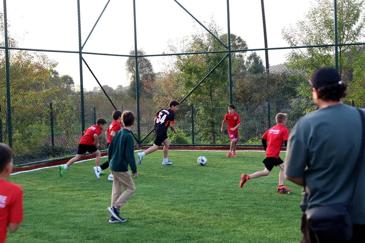 Sakarya Büyükşehir Belediyesi Karasu Limandere’de spor sahasını yeniledi