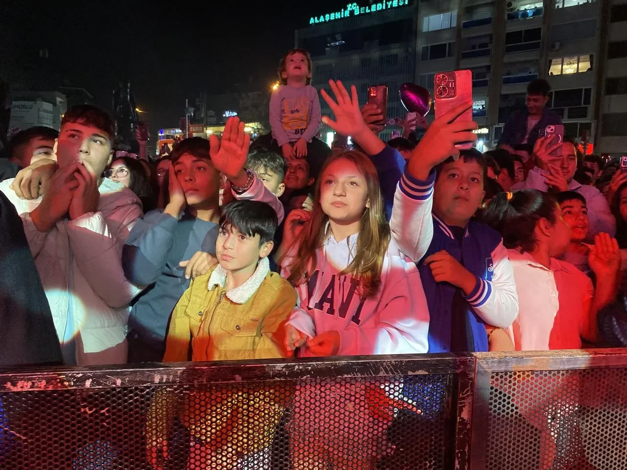 Alaşehir'de ertelenen Aleyna Tilki konseri büyük coşkuyla yapıldı