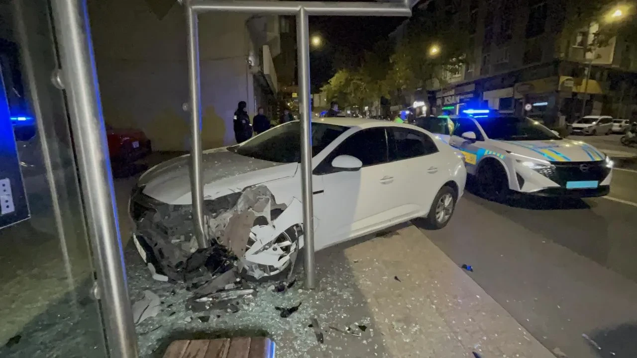 Tekirdağ Çorlu'da alkollü sürücü polisten kaçıp yolcu durağına çarptı.