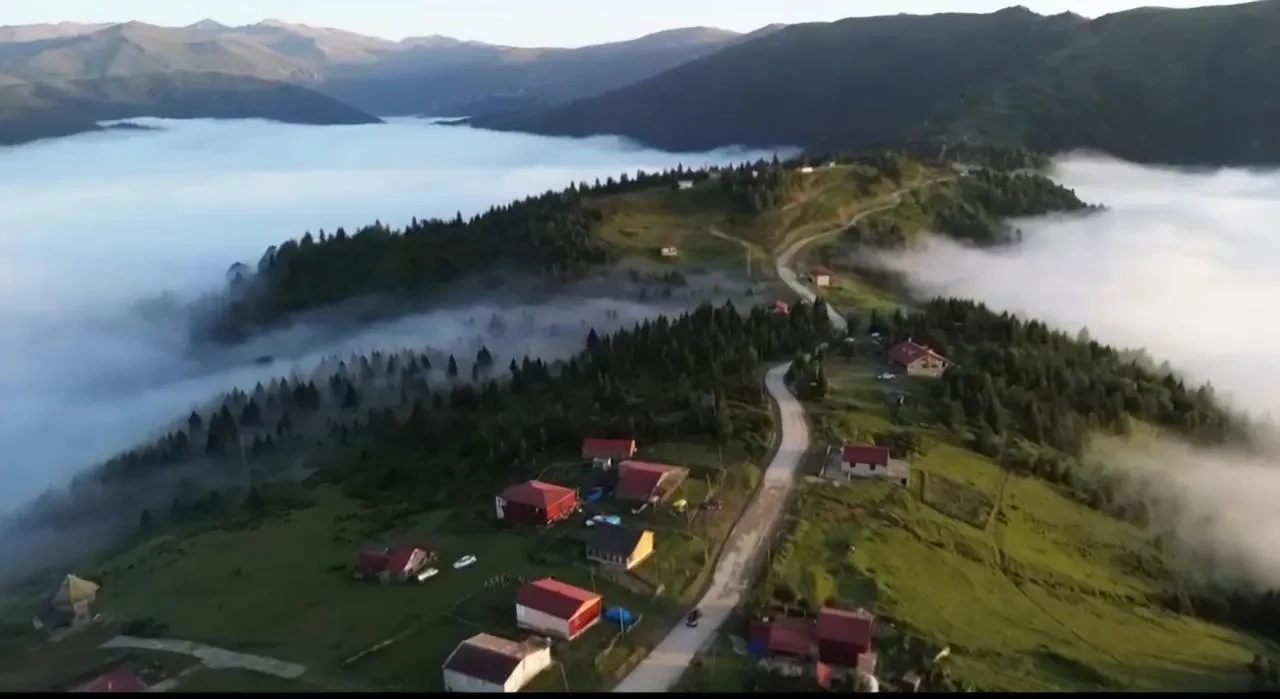 Büyük Harman Yaylası'nda görülen sis denizi misafirlerini büyülüyor