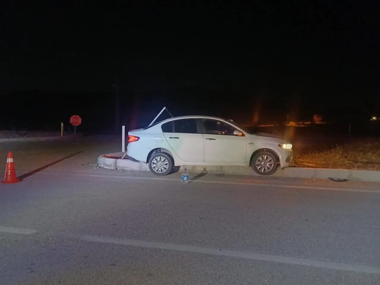 Çorum Alaca’da otomobil refüje çarptı araçtakiler hafif sıyrıklarla kurtuldu