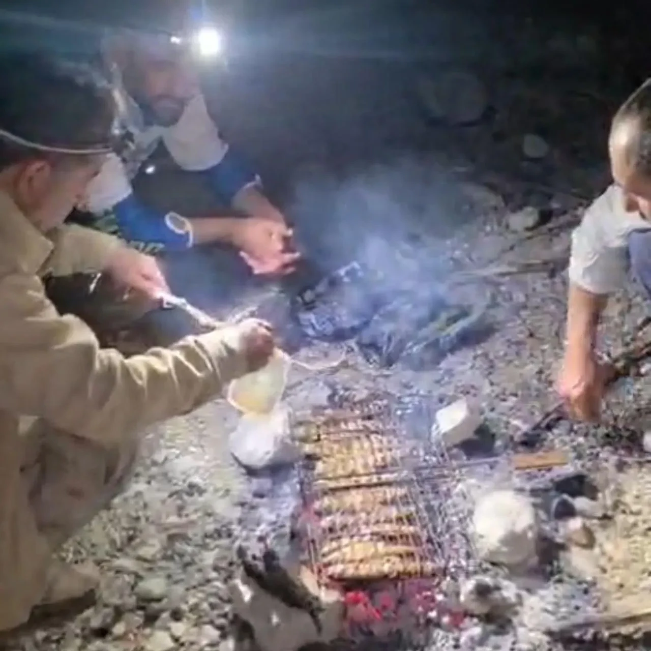 Arabanlı Balıkçılar Keban Barajı'nda Olta İle Alabalık Avlıyor