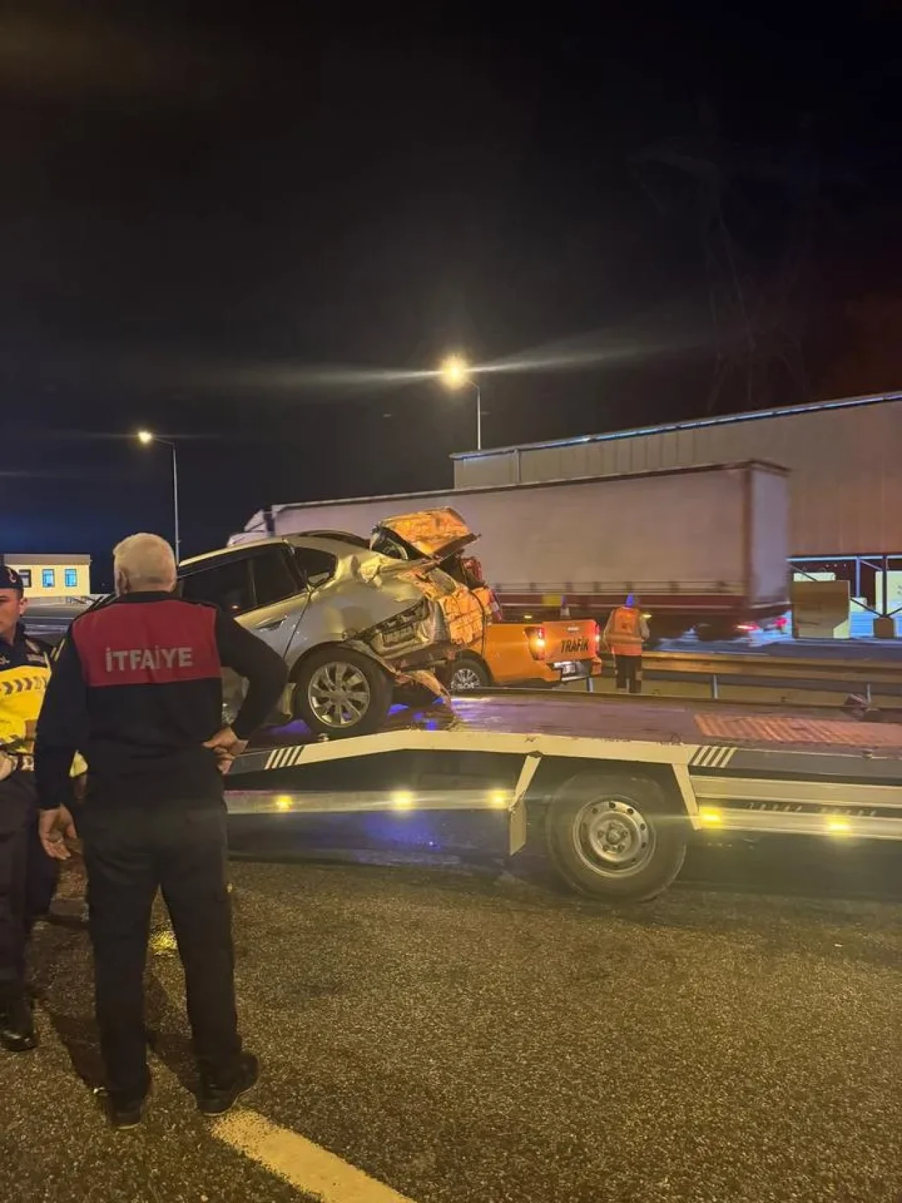 Osmaniye’nin Düziçi ilçesinde otomobil bariyerlere çarptı ve takla attı.