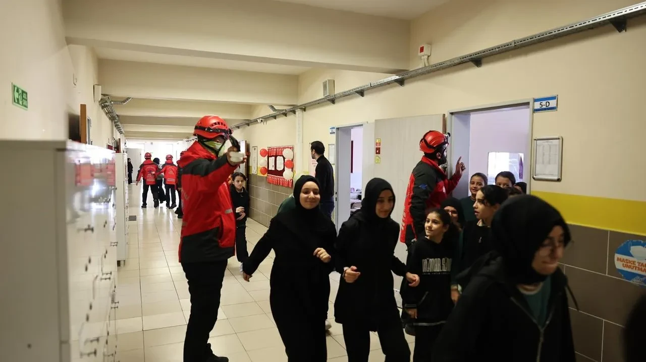 Sultangazi Belediyesi öğrencilere afet farkındalık eğitimi veriyor