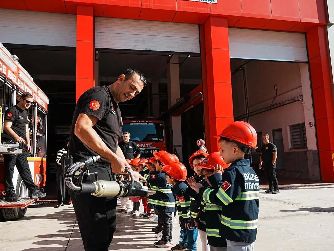 Düzce Belediyesi İtfaiye Müdürlüğü 744 öğrenciyi ağırladı ve başarı belgesi verdi