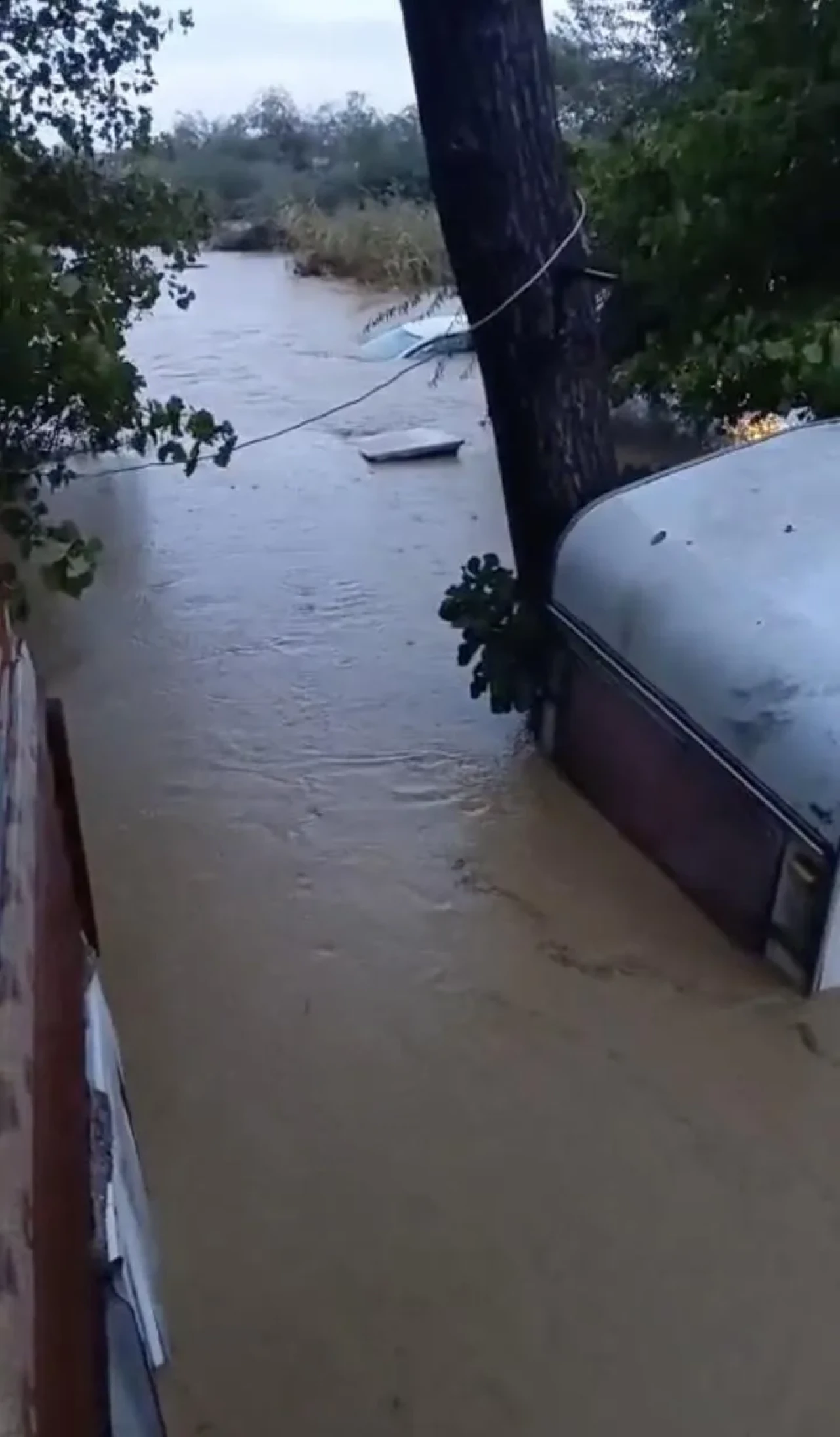 Gökçeada’da şiddetli yağış sel ve toprak kaymasına yol açtı