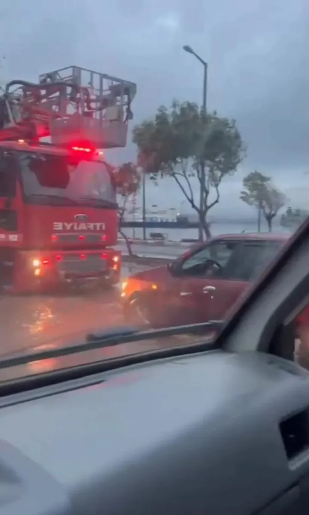 Lapseki’de sağanak yağış alt yapıyı çökertti