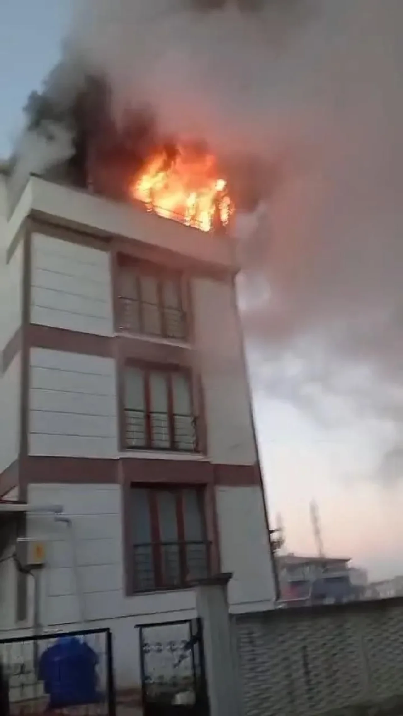 Biga'da dört katlı binada çıkan yangın itfaiye müdahalesiyle söndürüldü