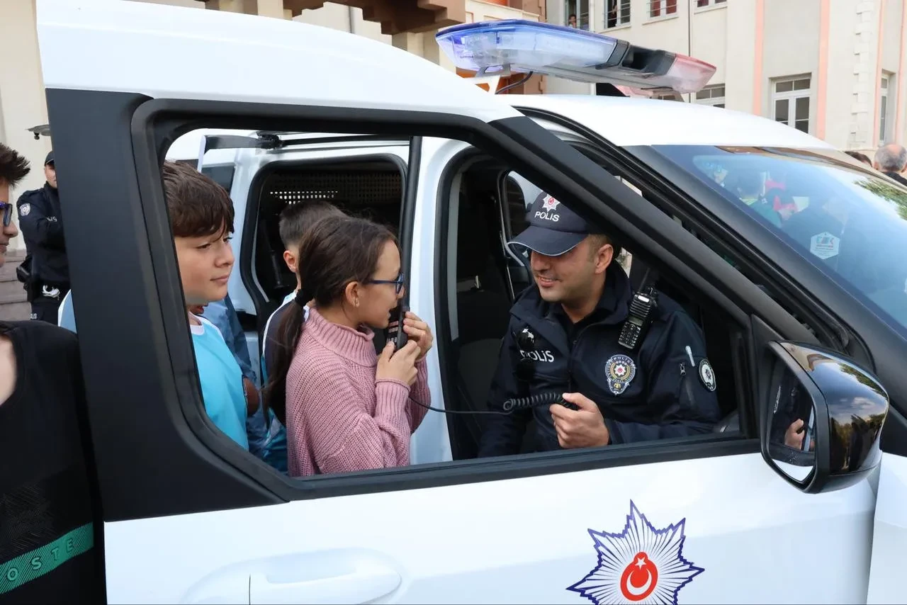 Çanakkale’de emniyet ekipleri öğrencilere akran zorbalığı ve siber suçlar hakkında bilgi