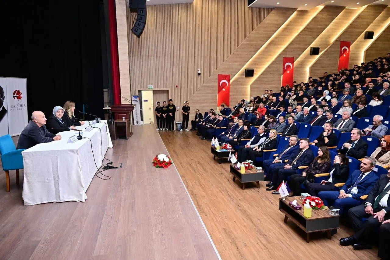 Eskişehir Valisi Hüseyin Aksoy yeminli aile arabuluculuğu belge törenine katıldı