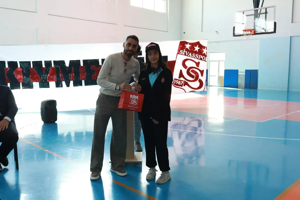 Sivassporlu futbolcular Aşık Veysel Ortaokulu resim sergisinde öğrencilerle buluştu