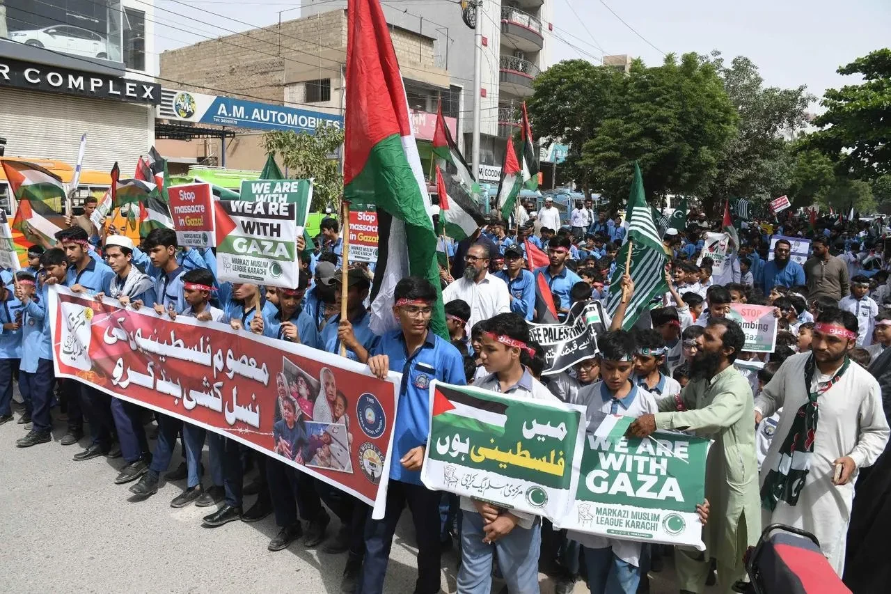 Pakistan'da binlerce kişi İsrail'in Gazze saldırılarını protesto etti