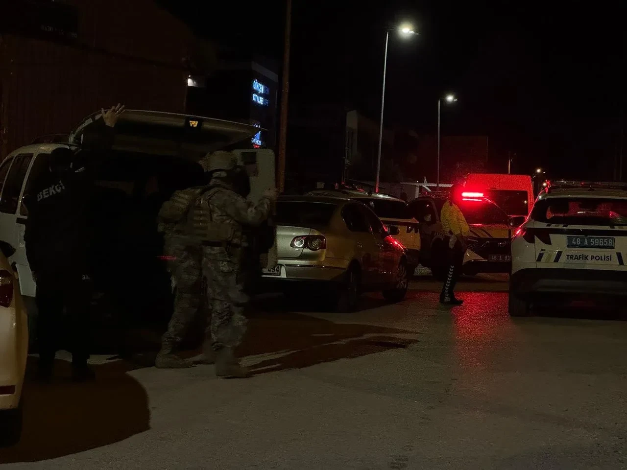 Fethiye’de uyuşturucu operasyonunda polise ateş açıldı şüpheliler yakalandı