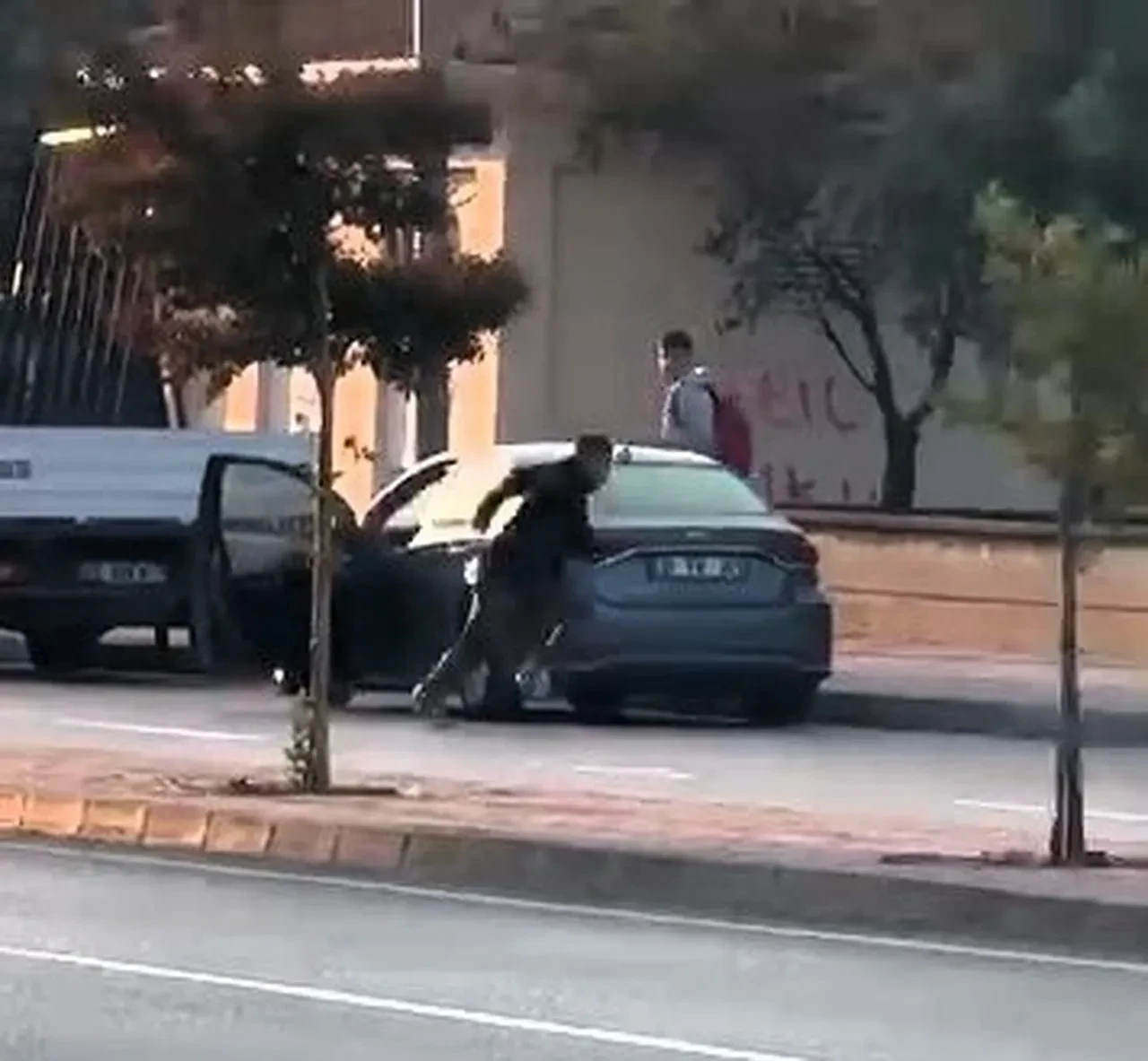 Denizli’de okul müdürüne saldırı düzenleyen şahıs ve iki suç ortağı yakalandı