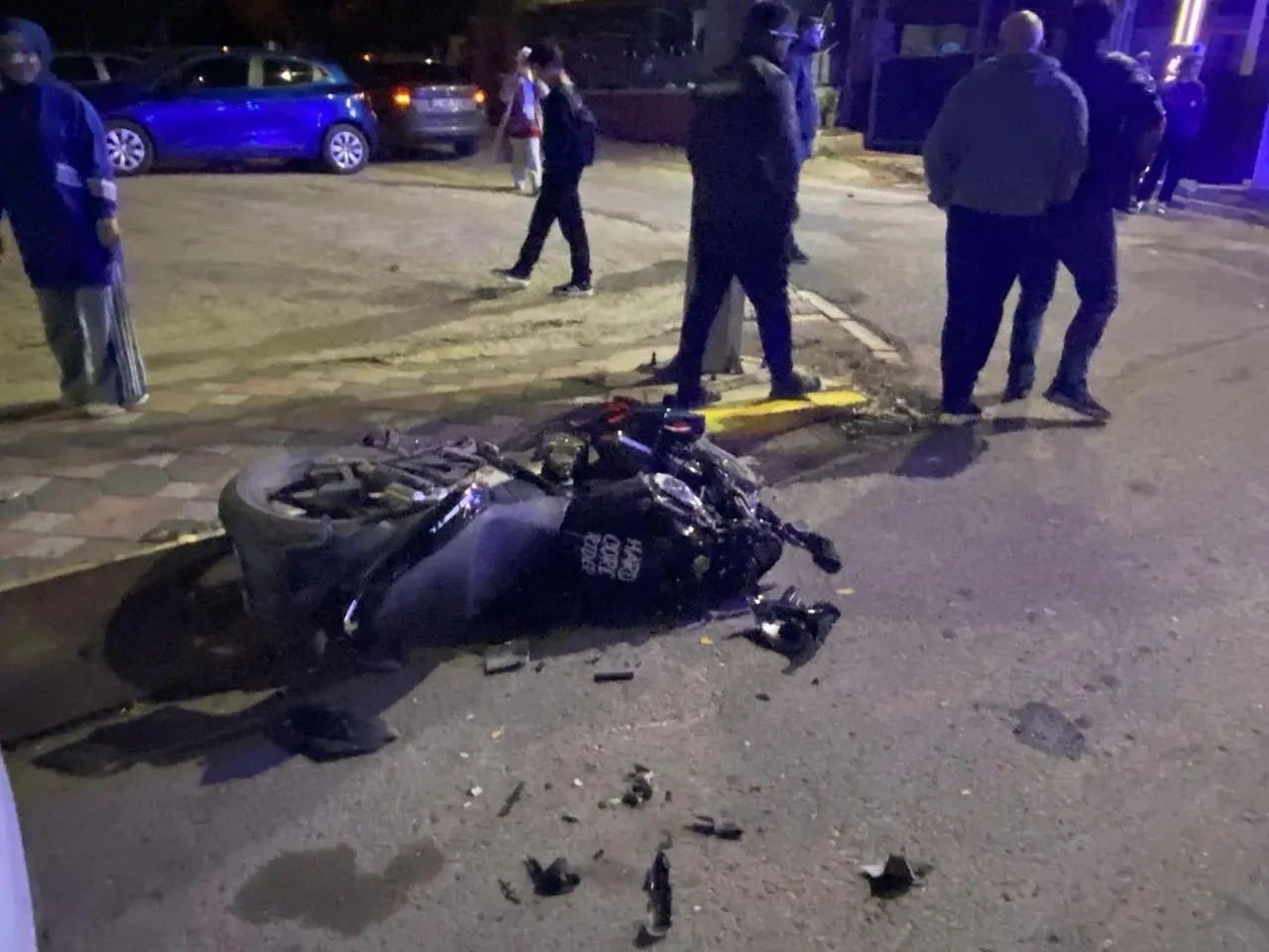 Kocaeli’de iş makinesi ile çarpışan motosikletli ağır yaralandı