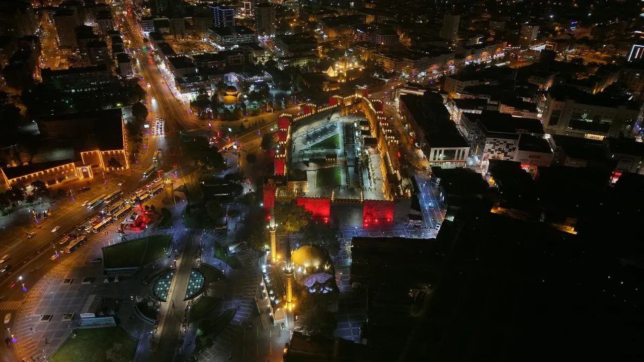 Kayseri Kalesi LED aydınlatma ile tarihi dokusunu öne çıkardı