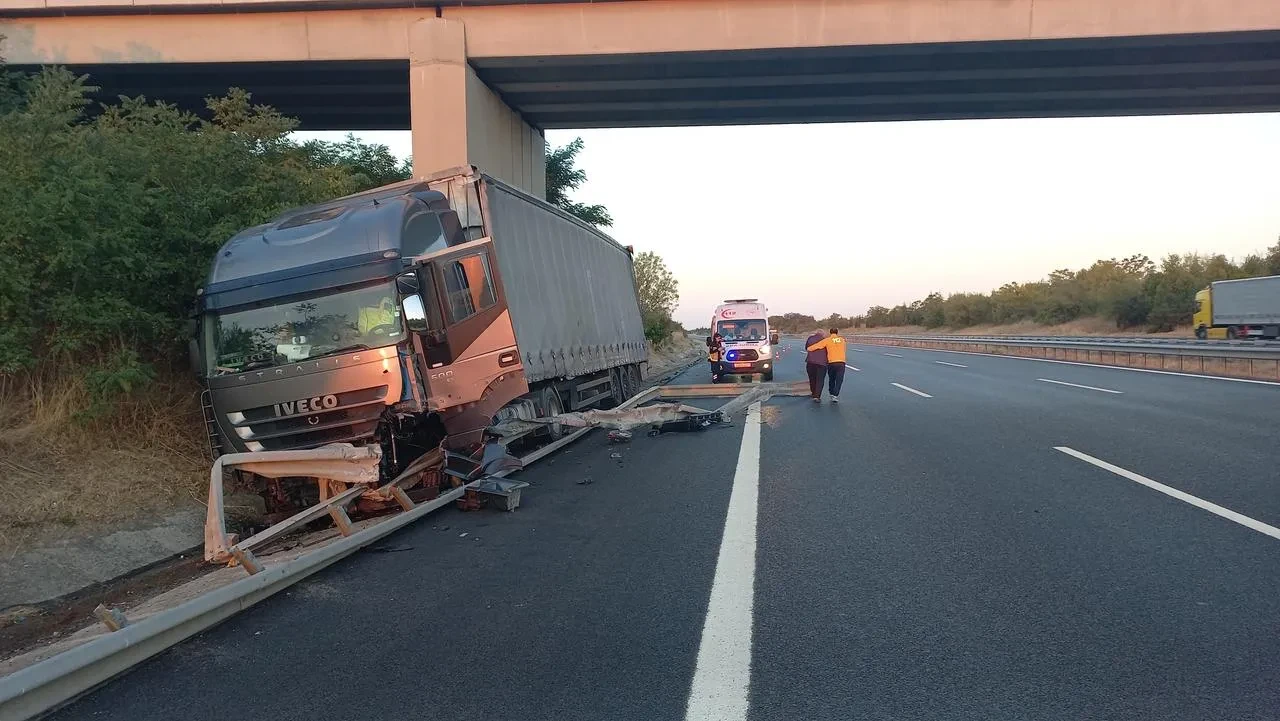 Bulgaristan plakalı tır Edirne-İstanbul TEM Otoyolunda bariyerlere çarptı