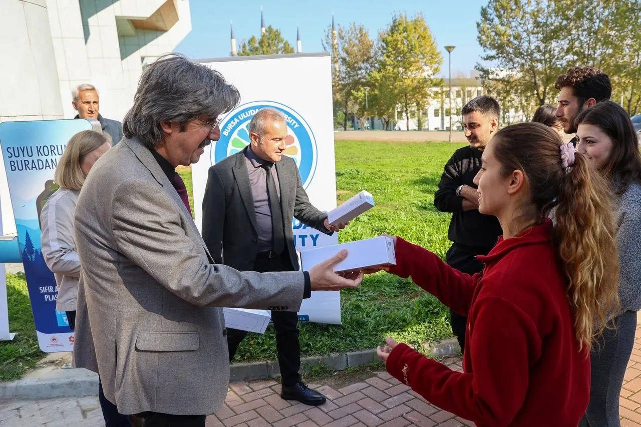 BUÜ plastik atıkları azaltmak için içme suyu alanları kurdu