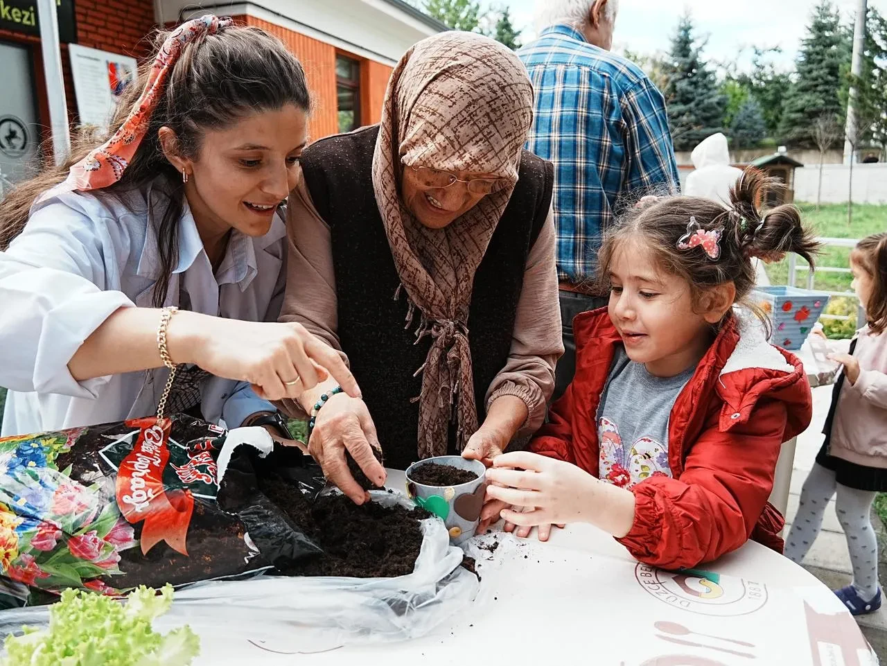 Düzce'de BELKA kreşi öğrencileri Alzheimer Merkezi'nde marul fidesi dikti