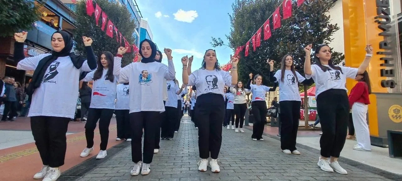 Avrasya Üniversitesi Cumhuriyet Bayramı’nı Harmandalı Zeybeği ile kutladı