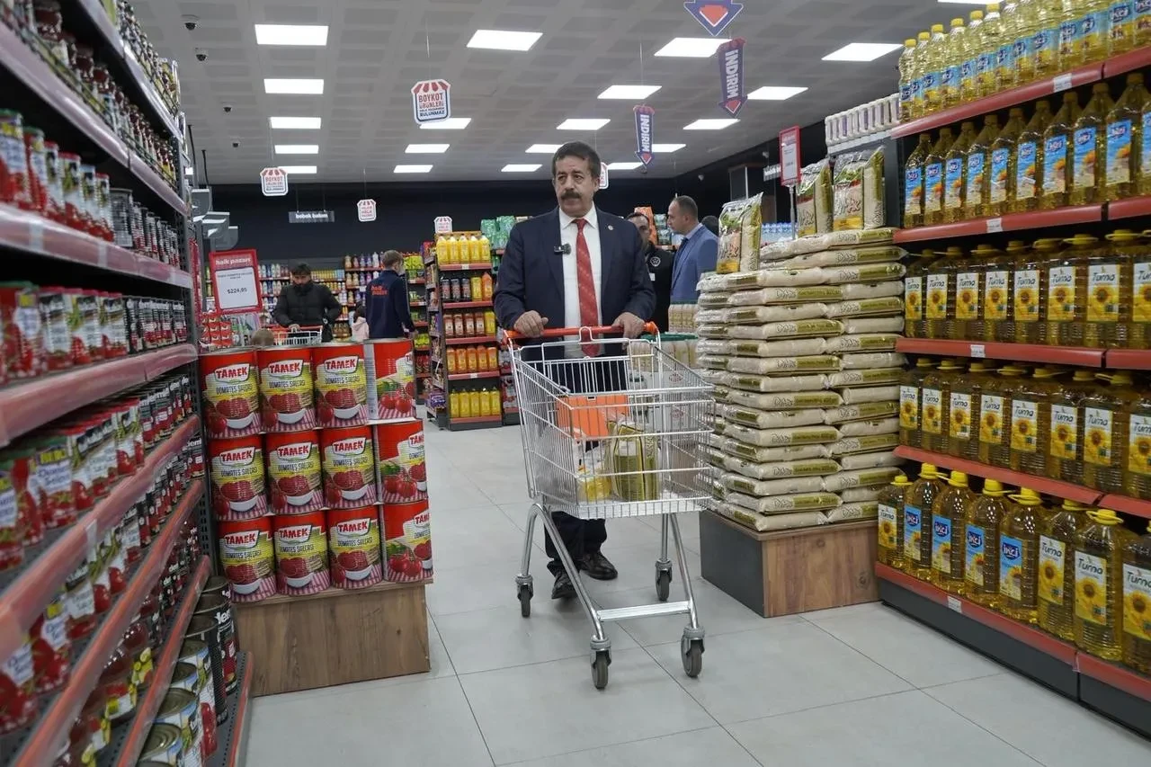 AK Parti Milletvekili Fırat Erzurum Halk Pazarı’nda alışveriş yaptı