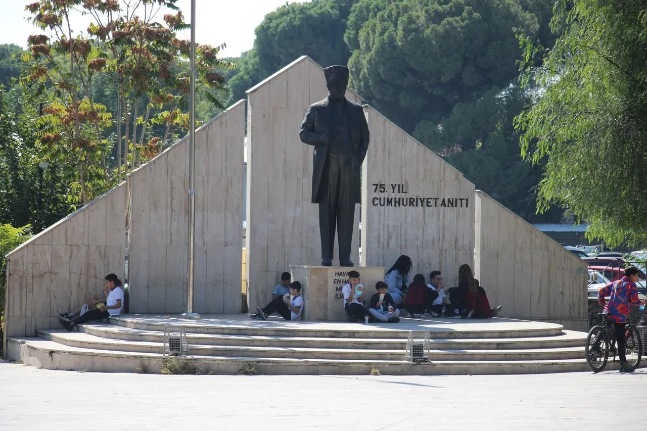 Aydın'da öğrenciler yemekhaneye alınmayınca sokakta yemek yiyor