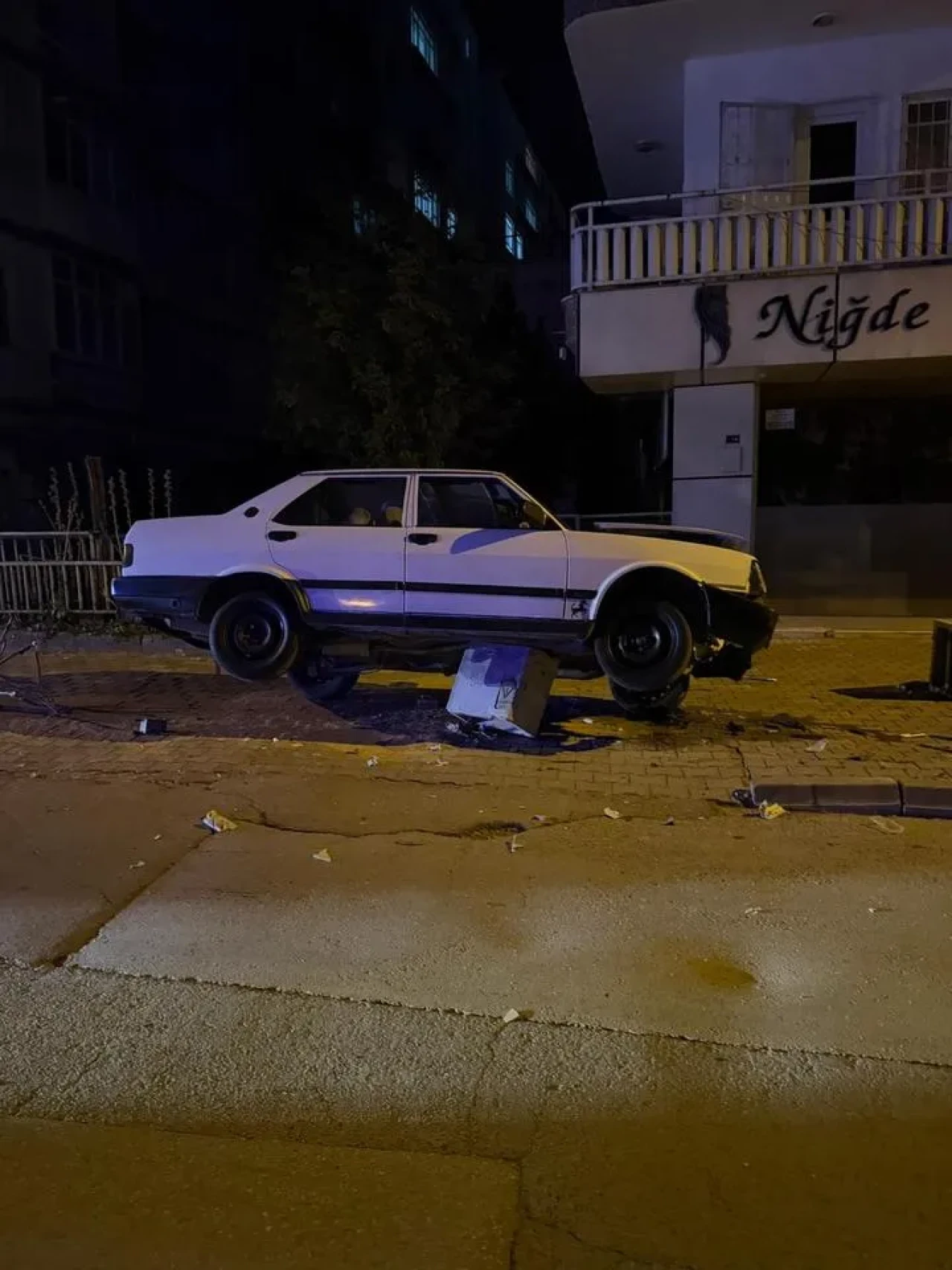 Niğde’de otomobil trafoya çarptı sürücü yara almadan kurtuldu