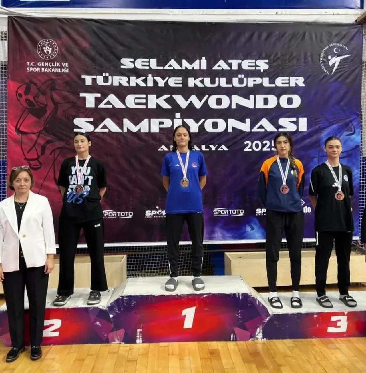 Osmangazi Belediyesporlu Şevval Melek Kanbur taekwondo şampiyonasında bronz madalya kazandı
