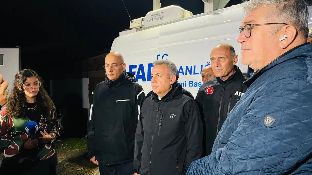 Foça’da Bülent Kaptanoğlu sel sularına kapıldı ekipler arama çalışmalarını sürdürüyor