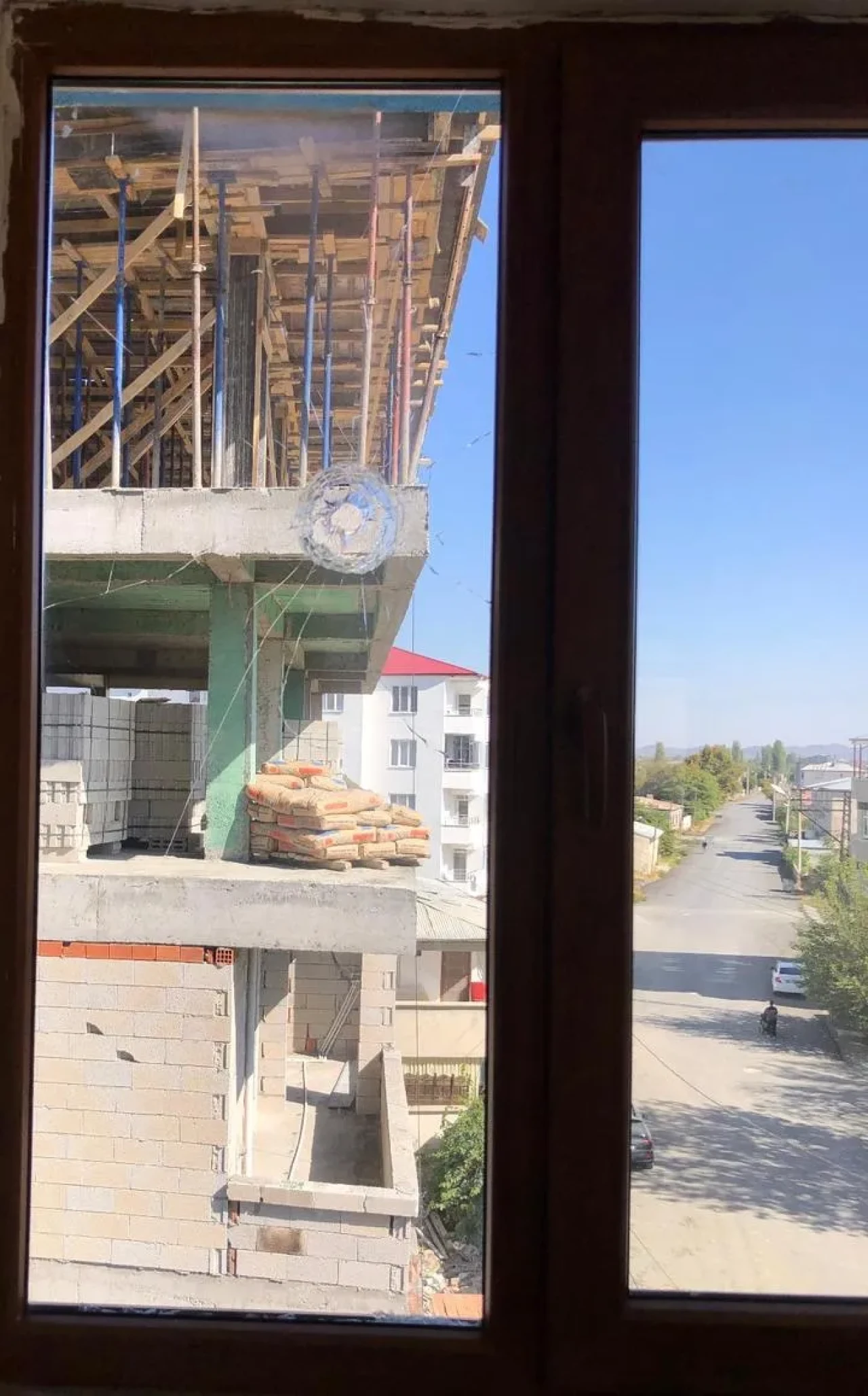 Iğdır'da kimliği belirsiz kişiler 5 katlı binaya ateş açtı