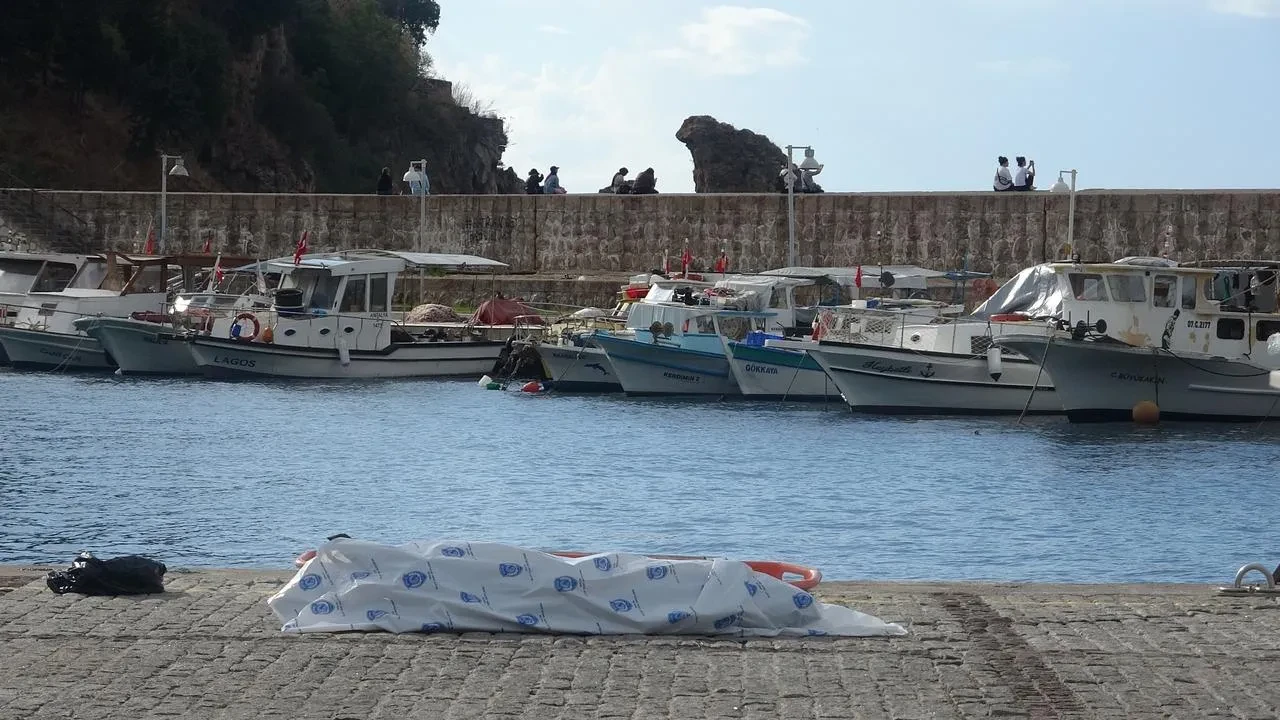 Antalya’da denizde erkek cesedi bulundu kimlik tespiti için adli tıp kurumuna