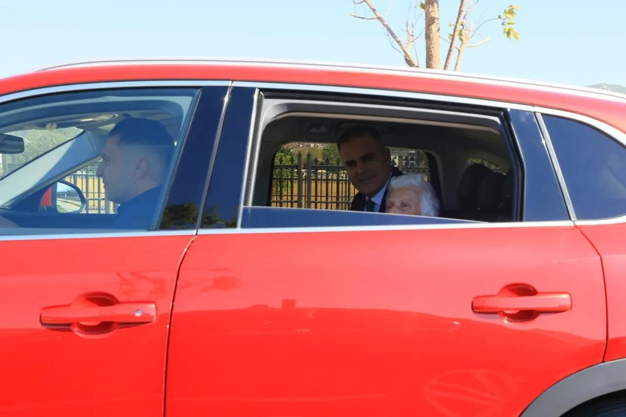 Muğla Valisi Akbıyık 91 yaşındaki Neylüfer Teyze'ye TOGG deneme fırsatı verdi