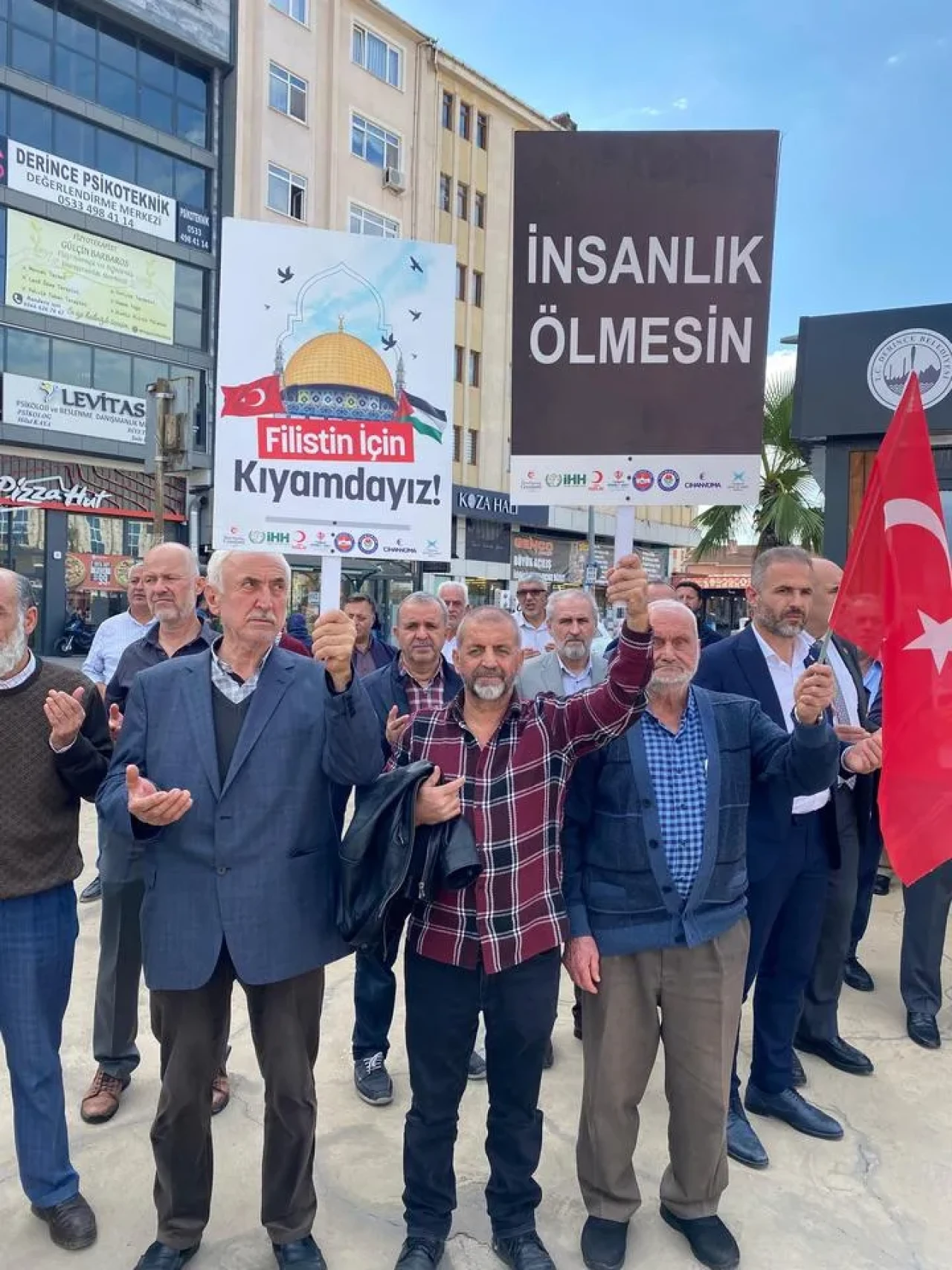 Derince esnafı Gazze için bir günlük kazancını bağışladı