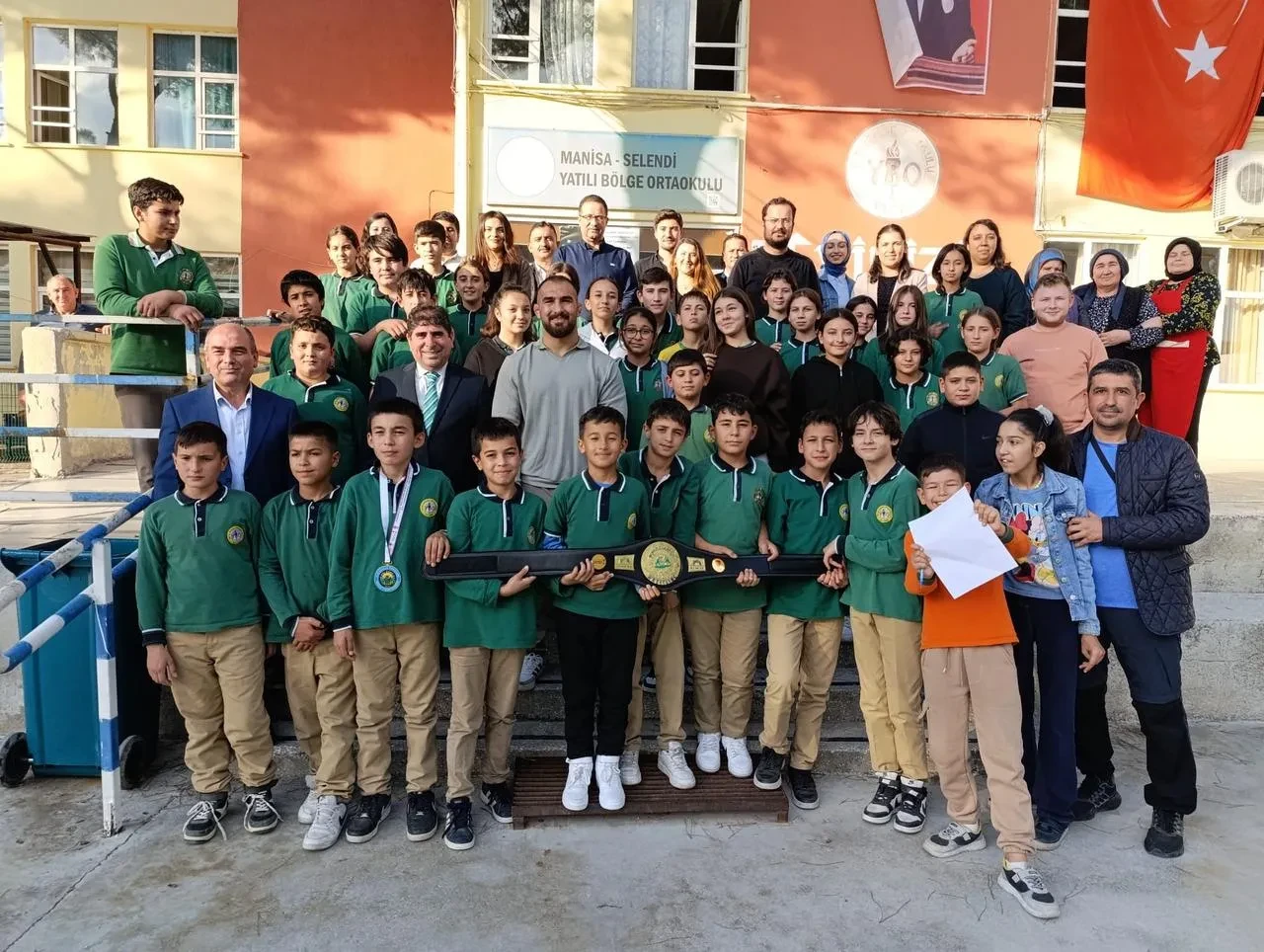 Milli güreşçi Feyzullah Aktürk Selendi’de öğrencilerle söyleşi gerçekleştirdi