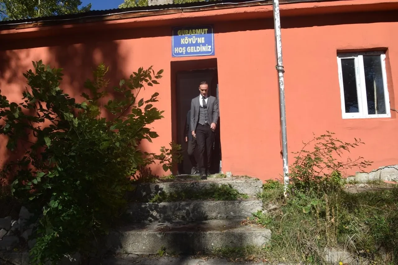 Posof Kaymakamı Mehmet Fatih Kestioğlu köy ziyaretlerinde vatandaşların sorunlarını dinliyor