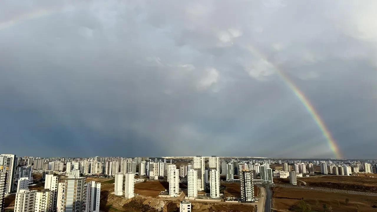 Adana’da sağanak sonrası gökkuşağı kartpostallık manzara oluşturdu