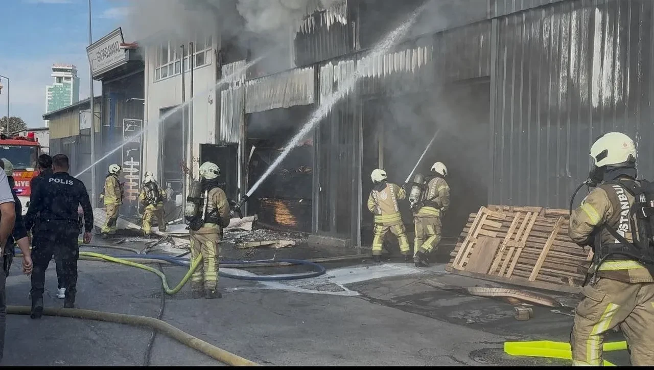 Beylikdüzü'nde fabrika yangını itfaiye kontrolü