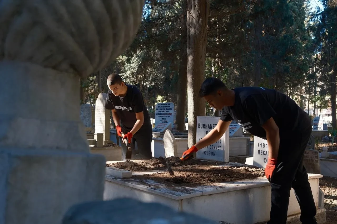Bursa’da iki kardeş mezarlık temizleyerek sosyal medyada fenomen oldu