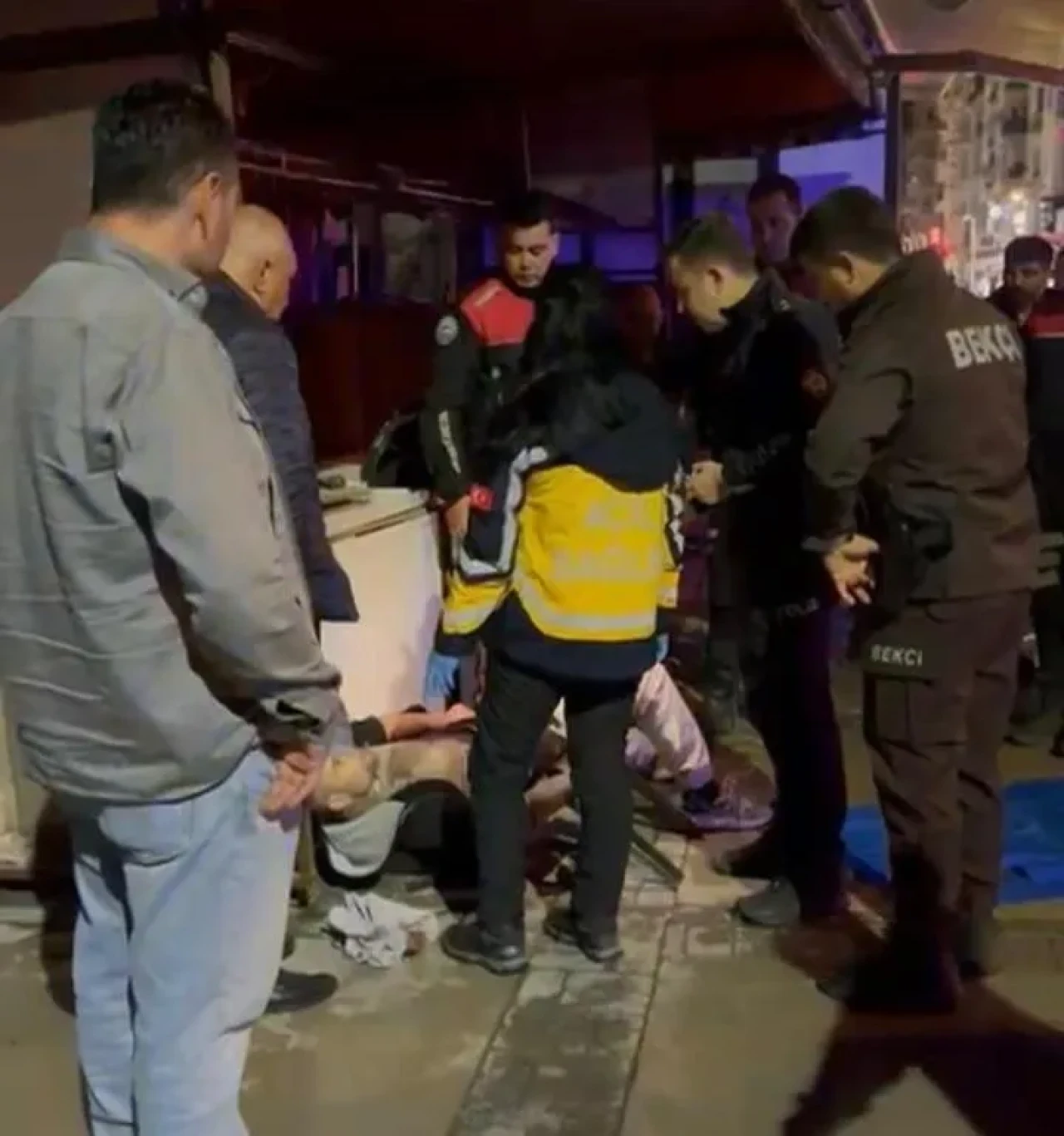 İzmir'in Bayraklı ilçesinde bir kişi parkta bıçaklanarak yaralandı