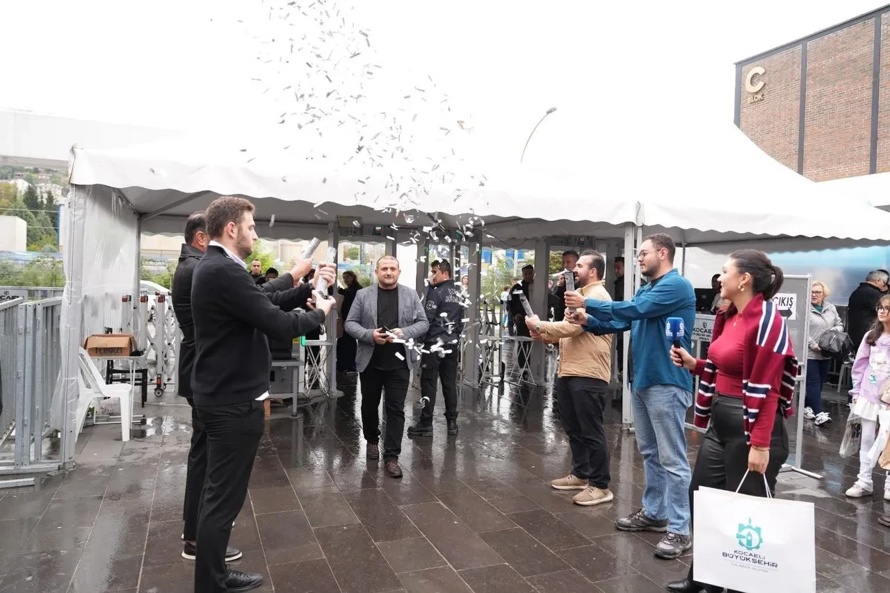 Kocaeli Kitap Fuarı’nda Fuat Uçan 1 milyonuncu ziyaretçi oldu