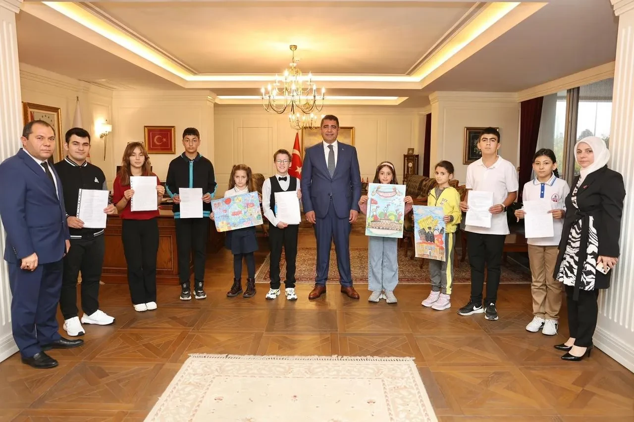 Düzce Valisi Selçuk Aslan cumhuriyet bayramı yarışmasında dereceye giren öğrencileri ağırladı