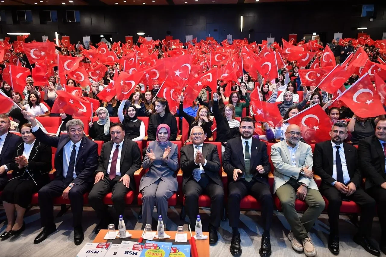 Başkan Büyükkılıç Ve Bakan Göktaş Öğrencilere Kitap Dağıttı