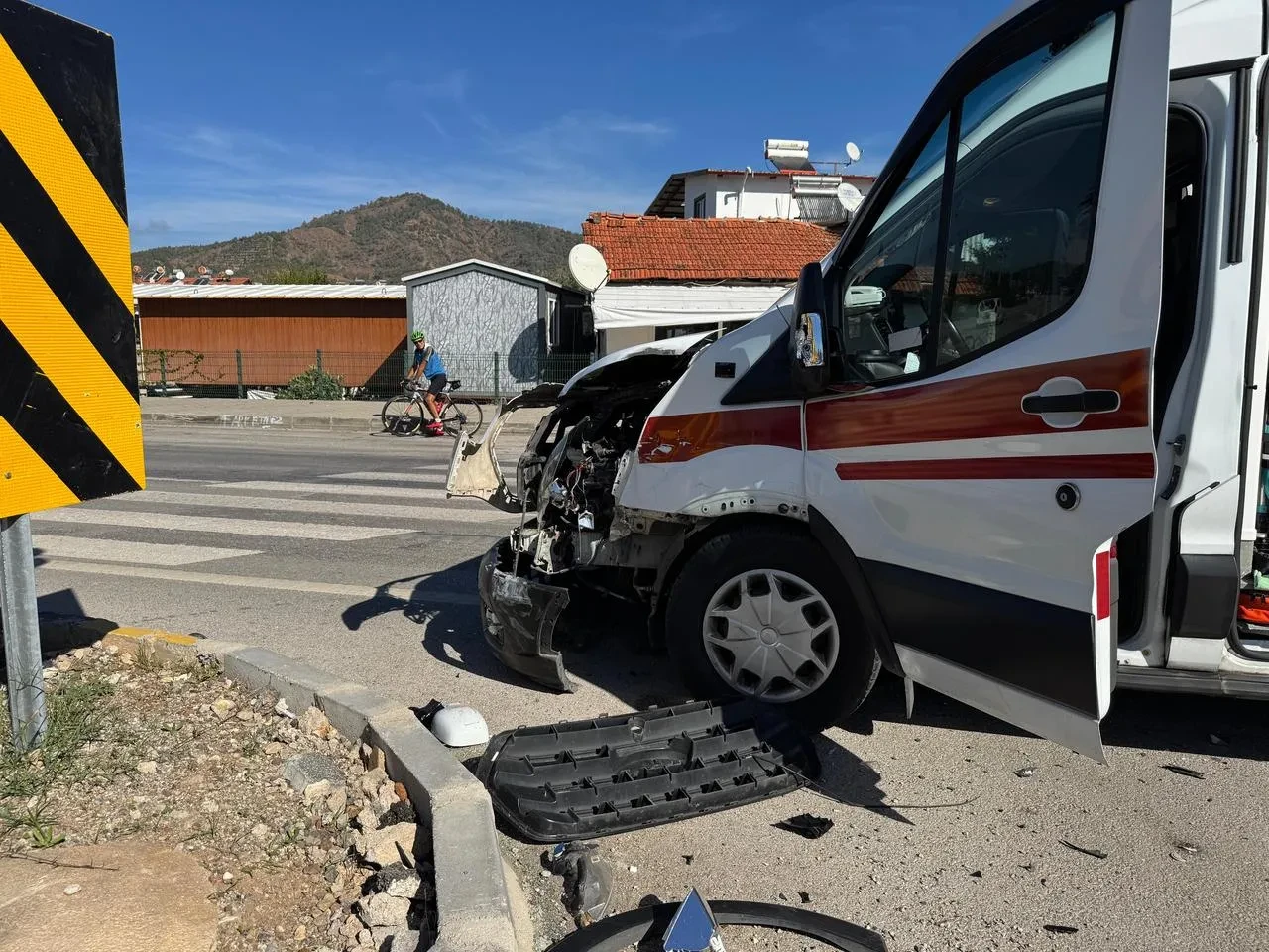 Fethiye’de ambulansla hafif ticari araç çarpıştı, iki kişi yaralandı